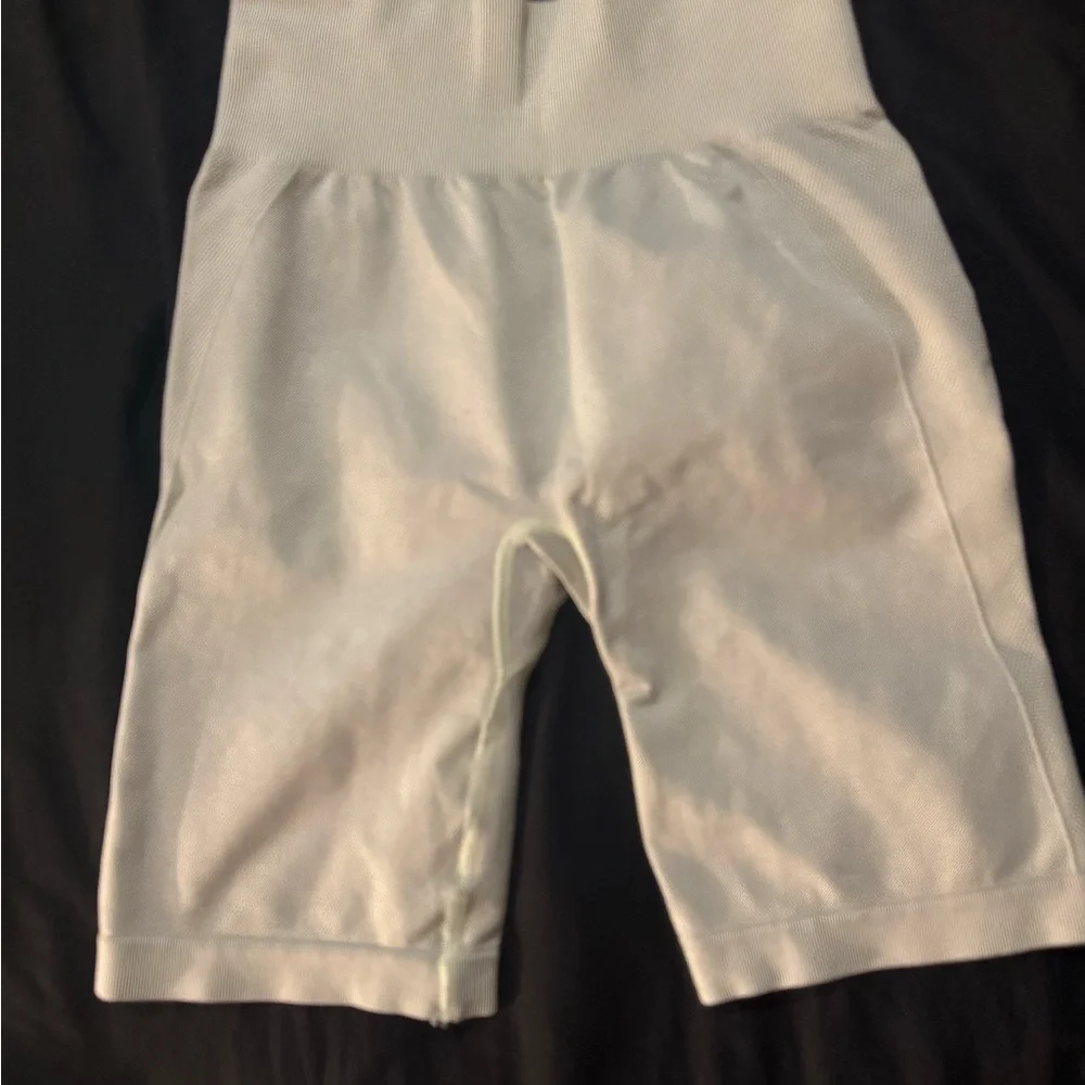 Gymshark Cream Activewear short - Picture 3 of 4